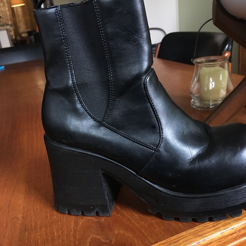 Black Small Sleek Boots